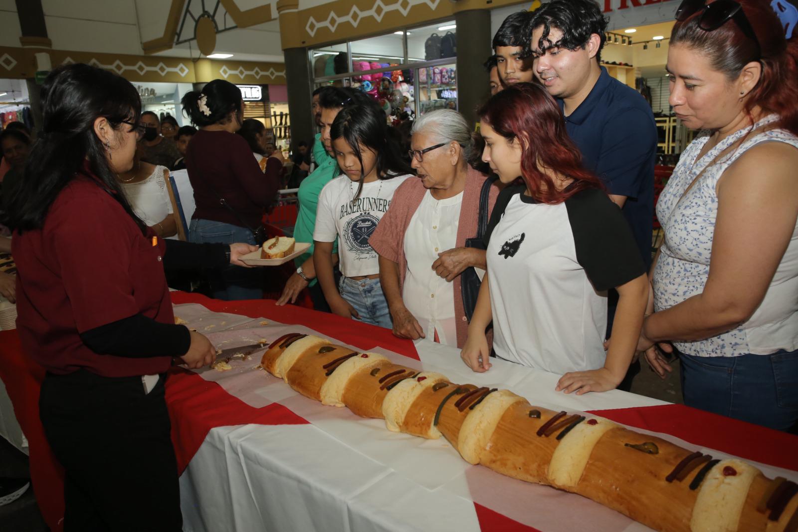 $!Casa Ley del Mar endulzó a sus clientes con mega rosca y chocolate, en el Día de Reyes