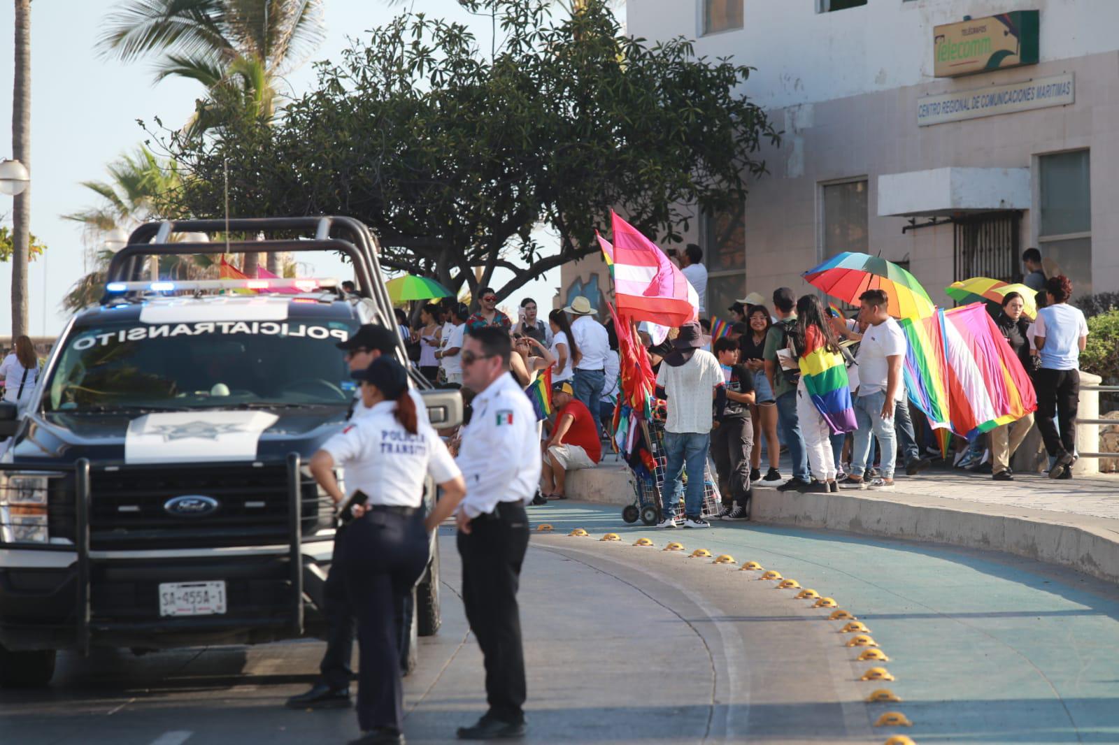 $!Ondea la comunidad LGBTQ+ distintas banderas multicolor en su marcha, en Mazatlán