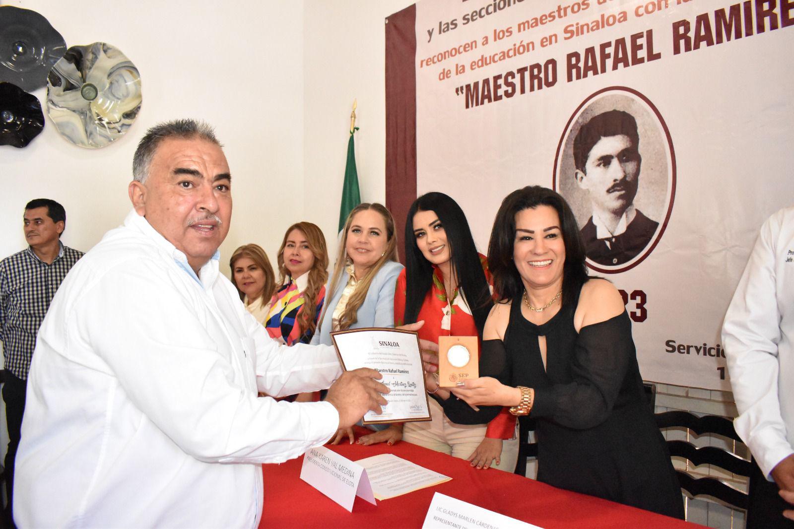 $!El profesor Jesús Leonel Martínez Benítez al momento de recibir el reconocimiento.