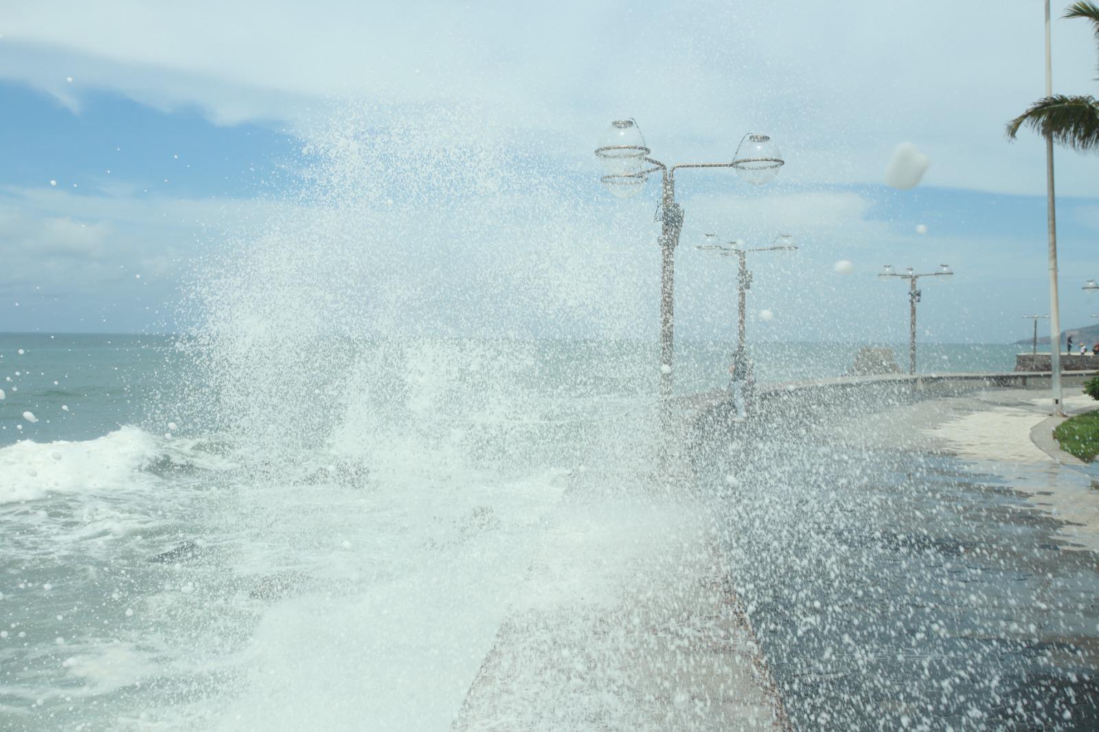 $!Cierran de nuevo las playas de Mazatlán por fuerte oleaje