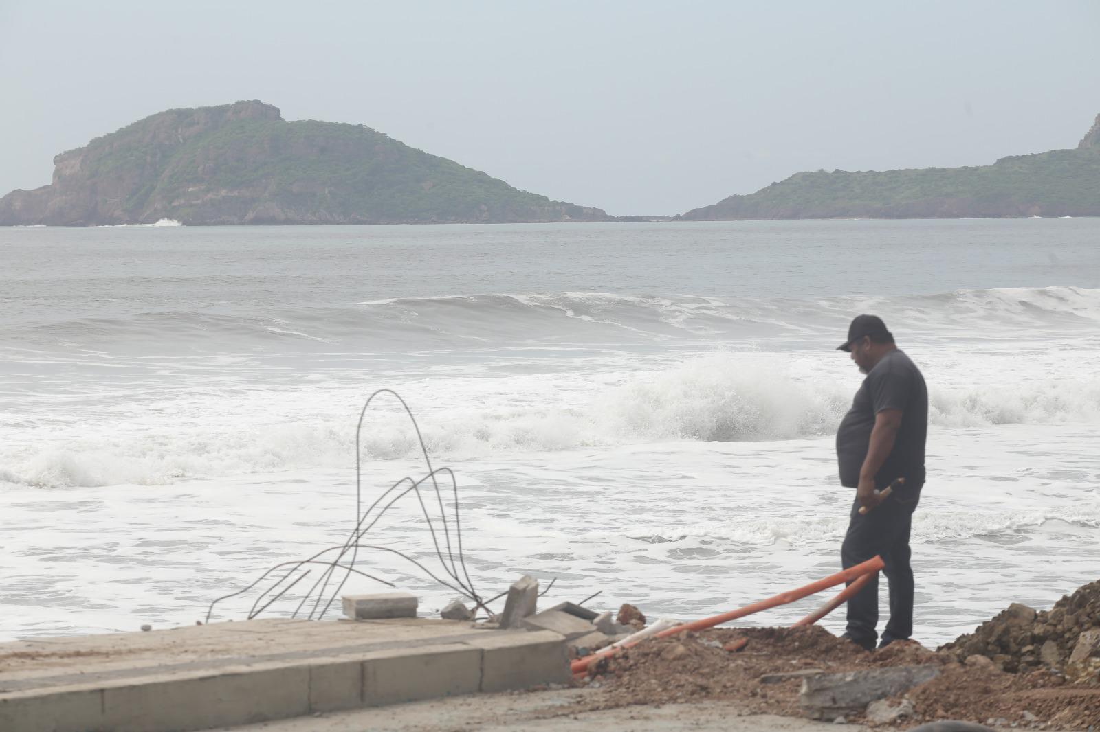$!Instalan estructuras de concreto en tramo colapsado del malecón de Mazatlán para contener socavón