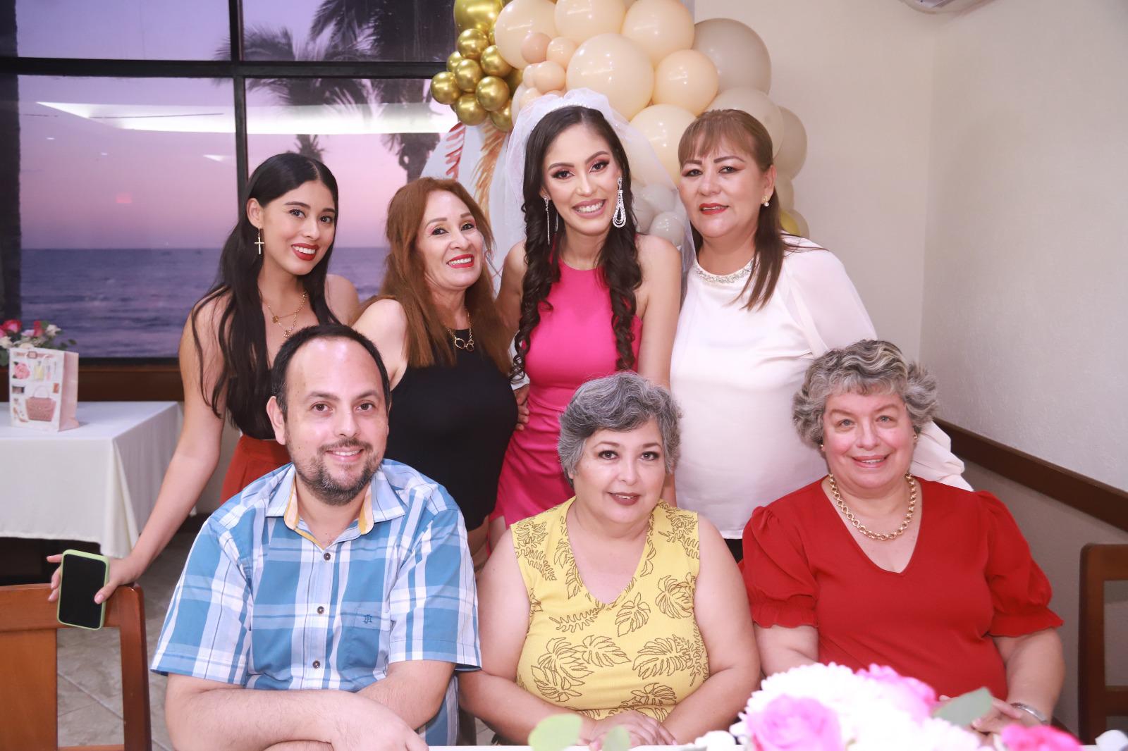 $!María Guadalupe Piña, Hilda del Real, Susana Isabel, Susana Flores Ibarra, Óscar, Raquel y Sandra Piña.