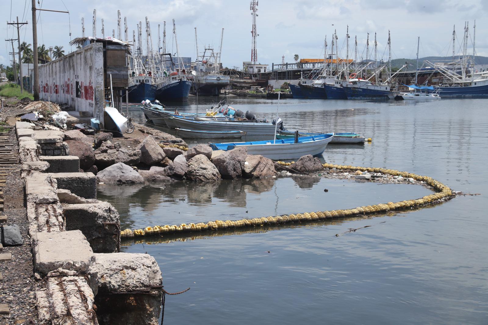 $!Impide biobarda que 12 toneladas de basura lleguen al mar en el puente Juárez