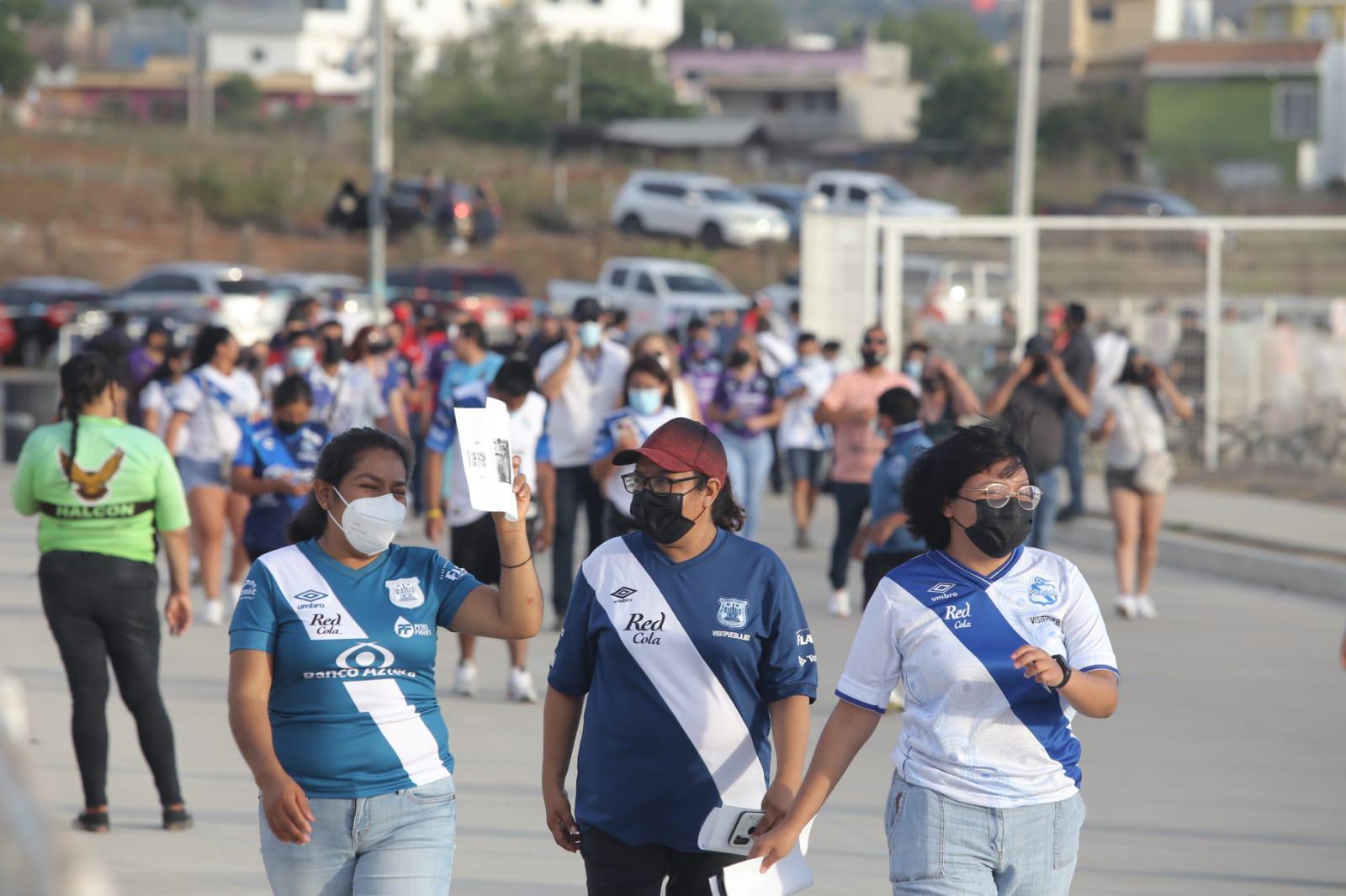 $!Cientos celebran en Mazatlán el regreso del futbol al Kraken