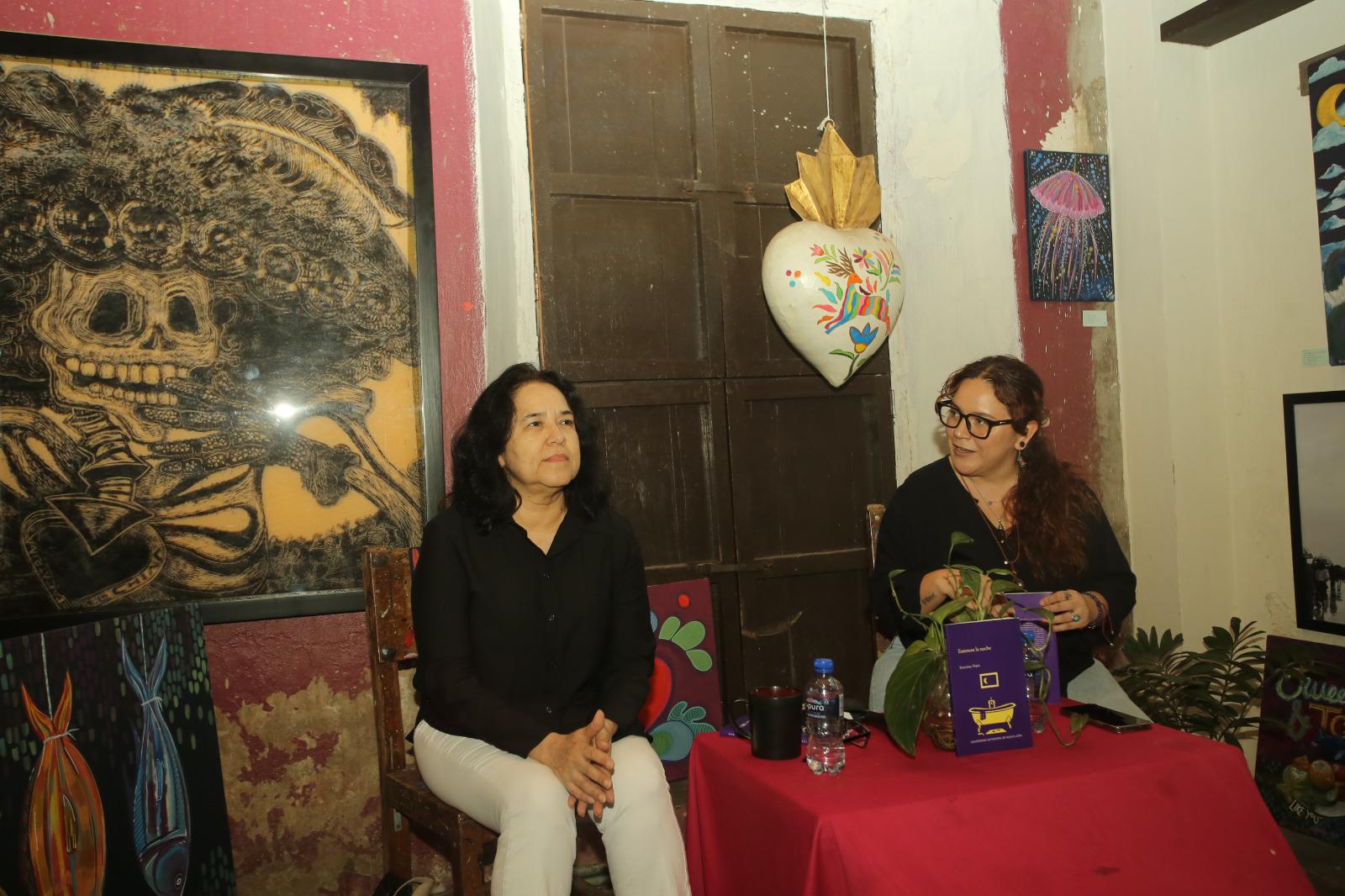 $!En un ambiente cálido, íntimo y rodeado de expresiones artísticas, la escritora Ernestina Yépiz presentó su libro Entonces la noche.