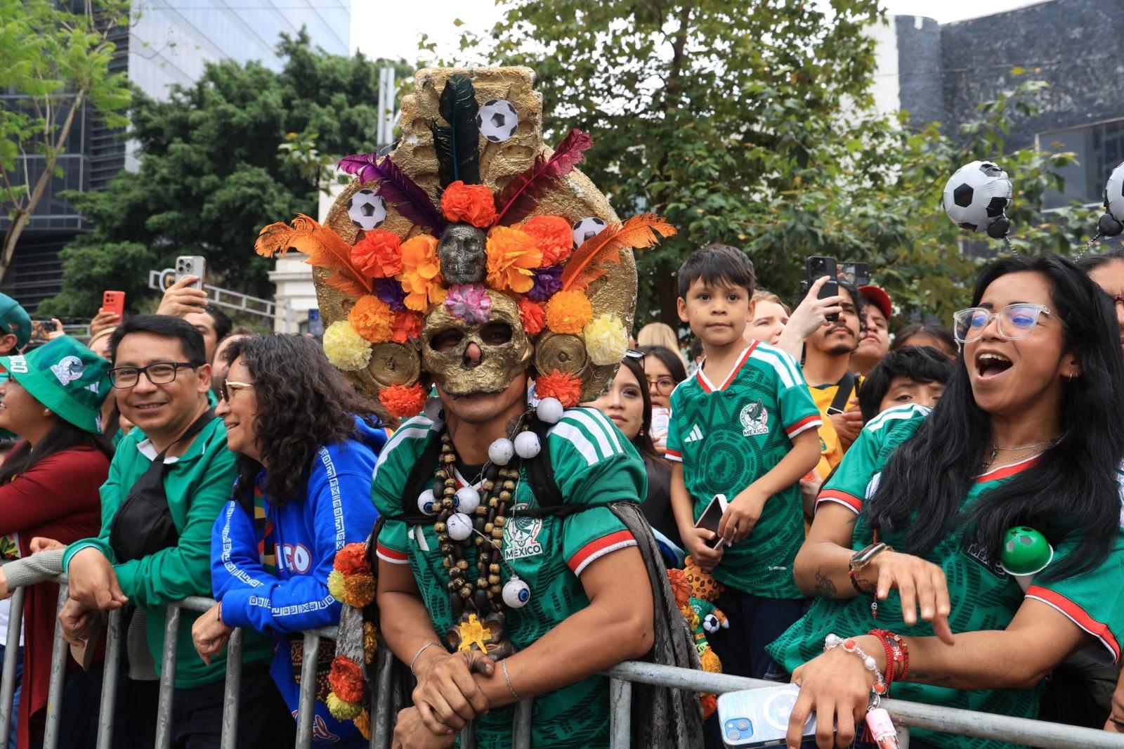 $!Entre danzas y carros alegóricos: turistas y aficionados ven el Desfile Mundialista sobre Paseo de la Reforma