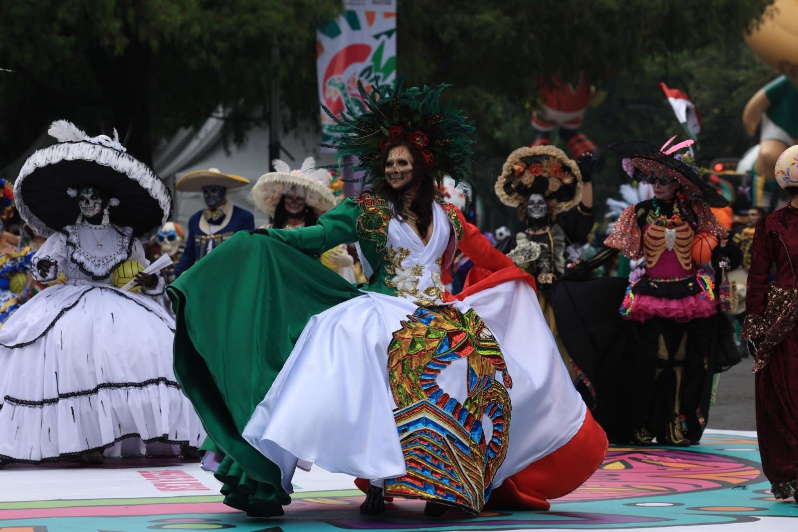 $!Entre danzas y carros alegóricos: turistas y aficionados ven el Desfile Mundialista sobre Paseo de la Reforma