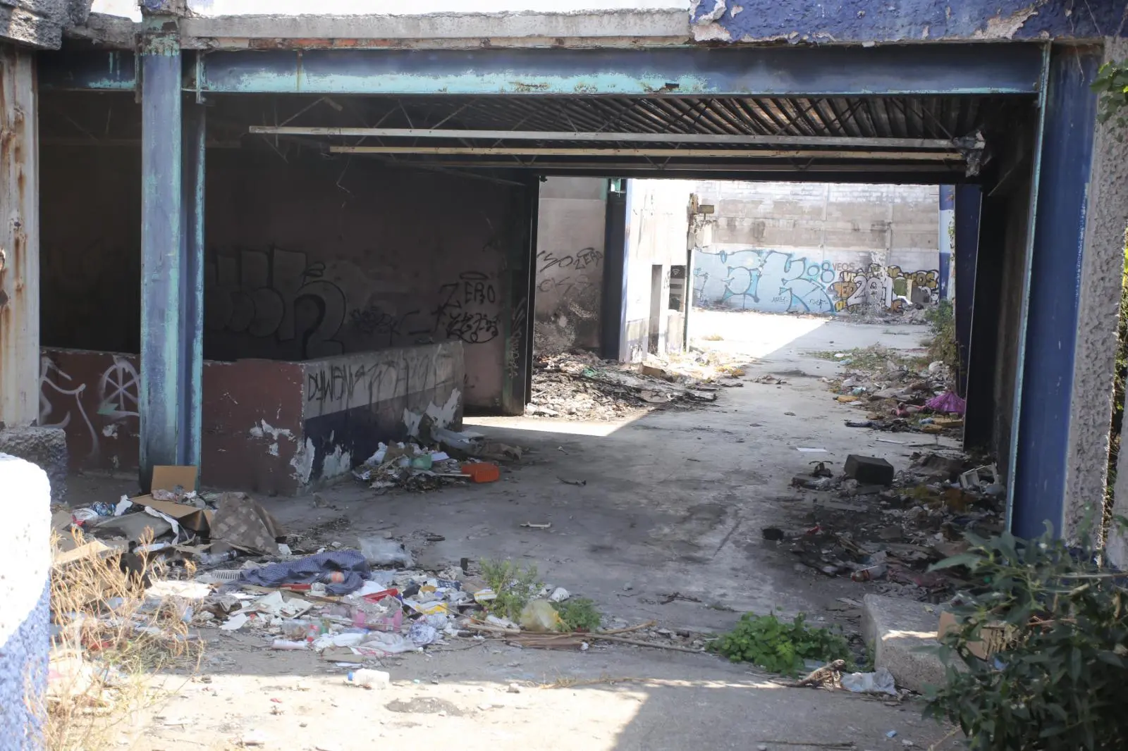 $!Abandono, basura y malos olores se apoderan de las viejas instalaciones de la tienda del ISSSTE