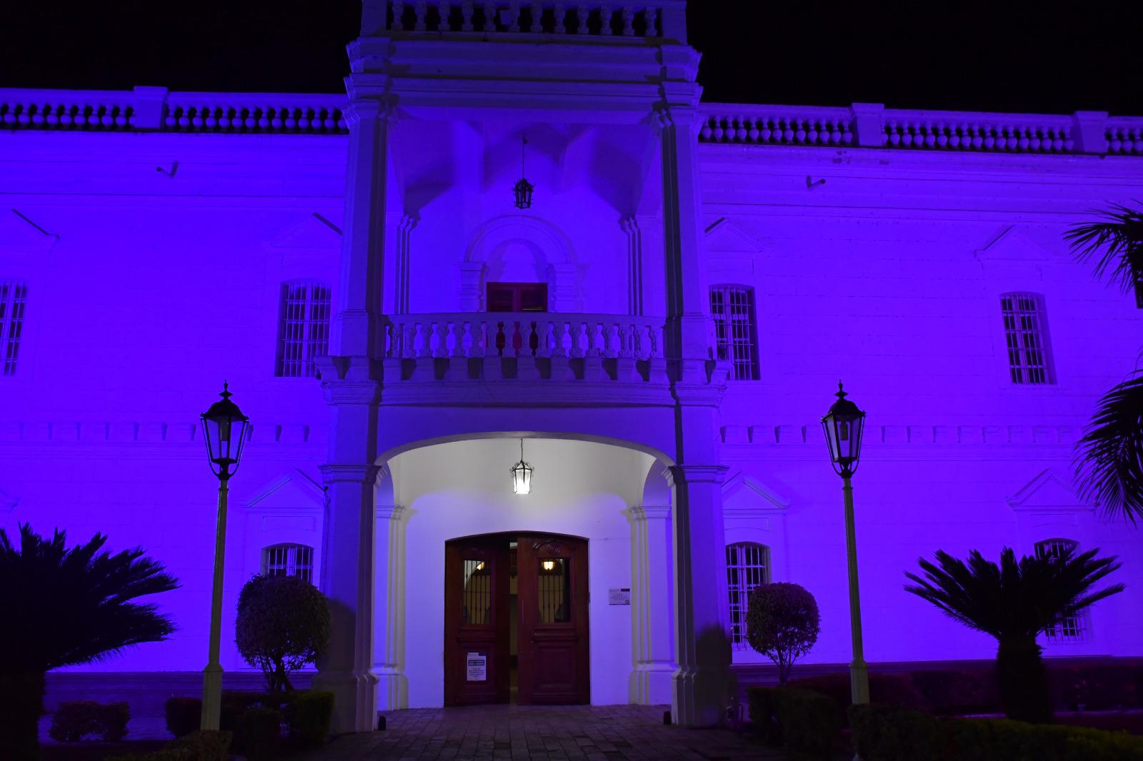$!Iluminan también de morado el Palacio Municipal de Culiacán por el Día Internacional de la Mujer