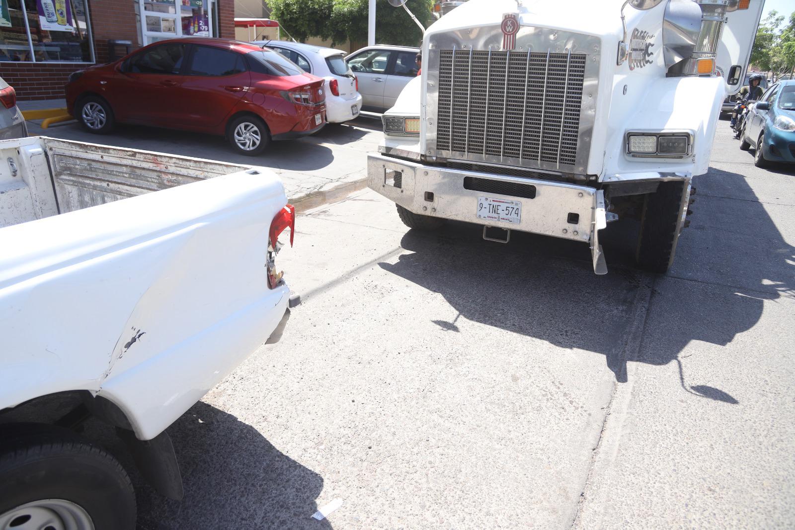 $!Camión de volteo arrolla dos vehículos en Mazatlán