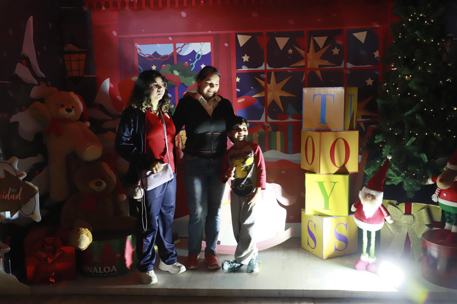 $!Entre verbena y show musical, Rocha enciende el árbol navideño del Palacio de Gobierno