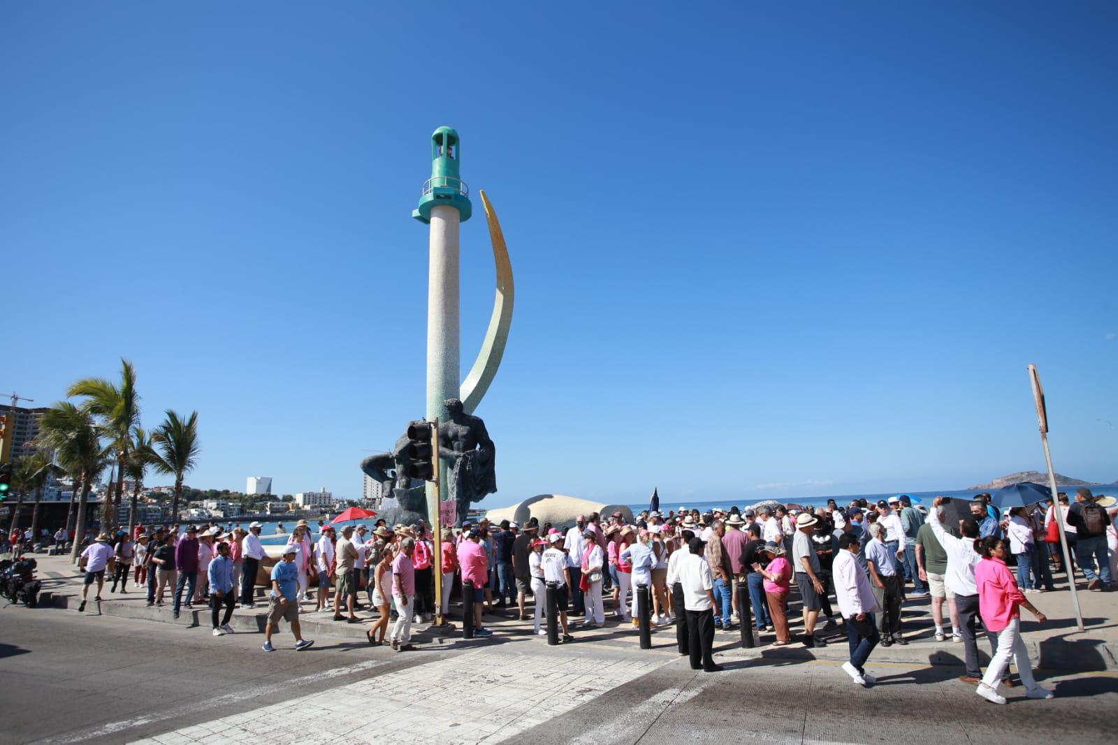 $!Salen cientos de ciudadanos en Mazatlán a defender al INE