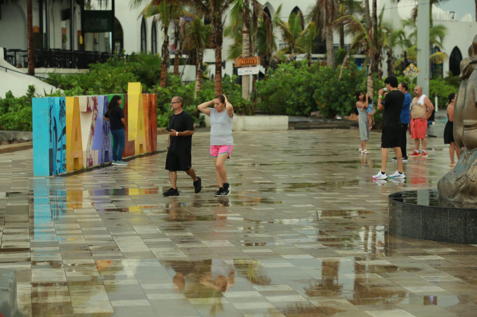 $!Registra Mazatlán una mañana lluviosa este martes