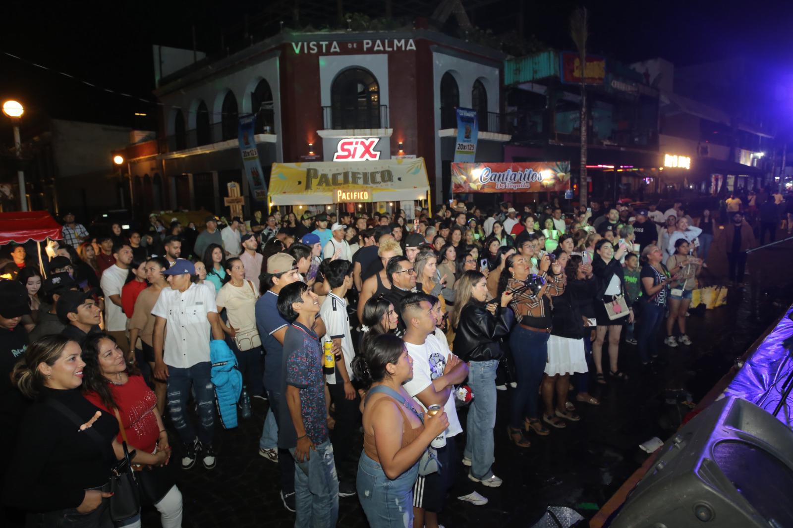 $!Se convierte Olas Altas en el ‘after party’ del desfile del Carnaval de Mazatlán con miles de asistentes