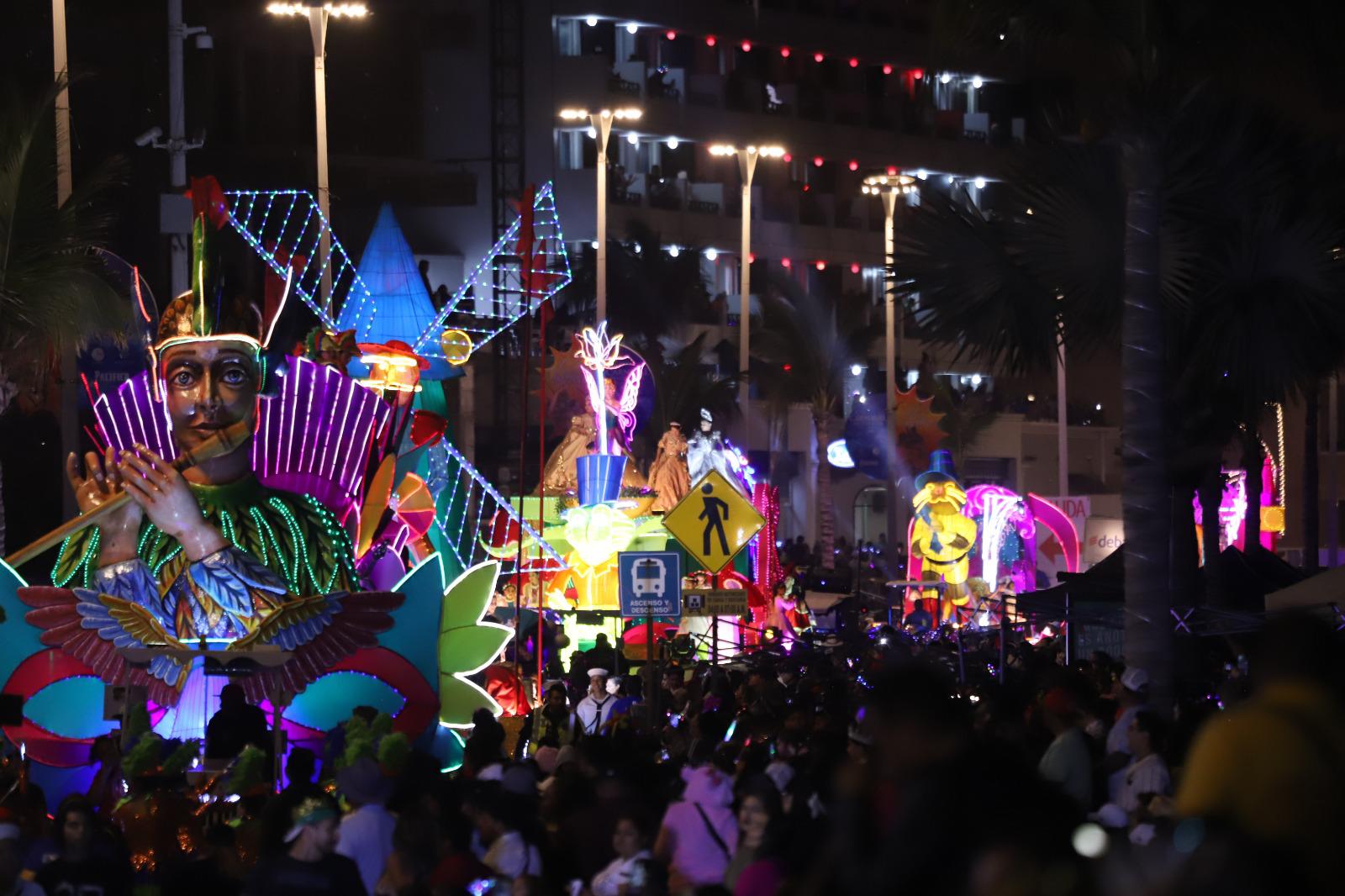 $!Disfrutan al máximo el desfile del Carnaval de Mazatlán 2024, en medio de clima y viento helado