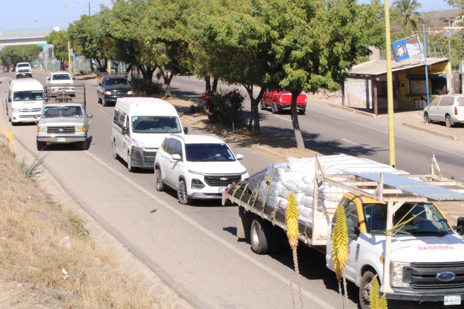 $!Bloquean con vehículos y ponchallantas el puente sobre el río Baluarte en la carretera México 15, al sur de Rosario
