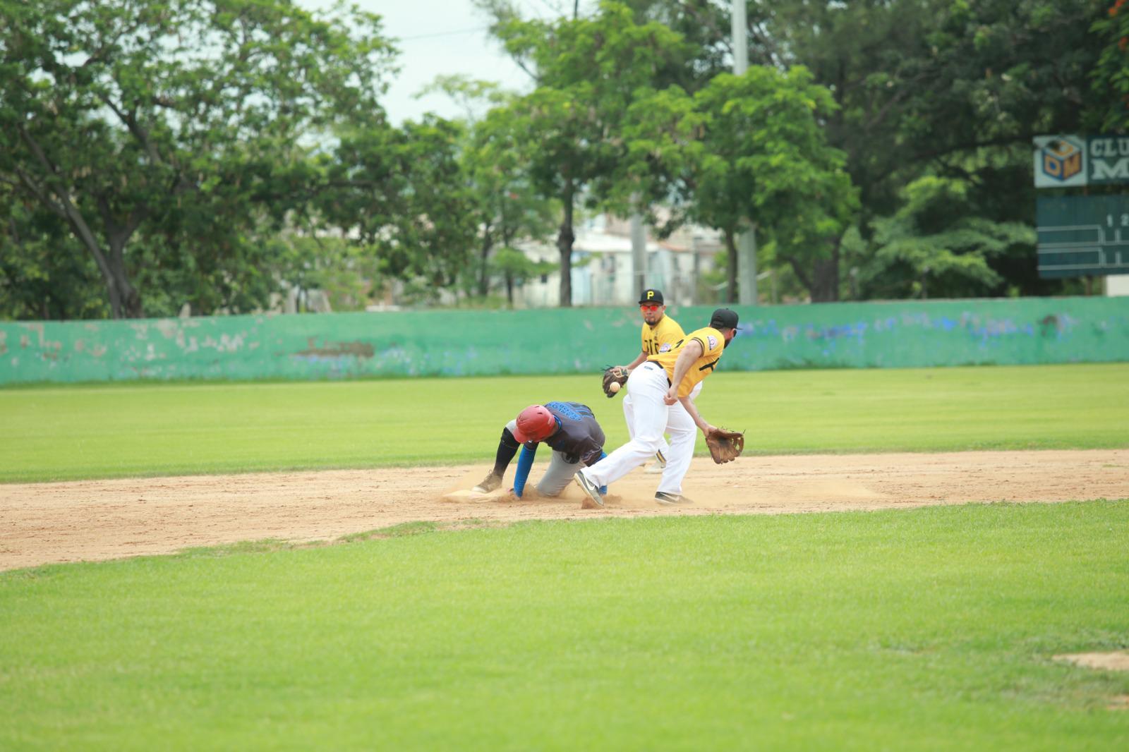 $!Covec acecha la cima de la Liga de Beisbol 40 Años y Más