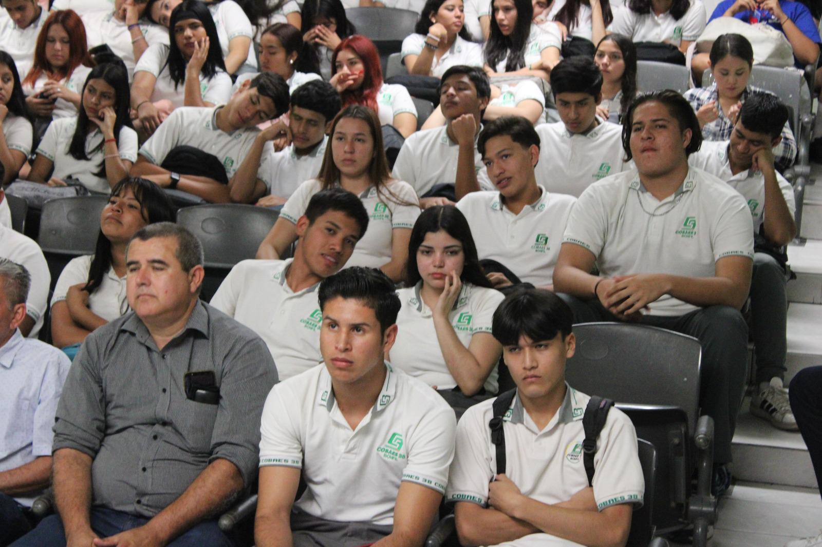 $!Impulsa Ricardo Velarde a soñar en grande a estudiantes del Cobaes 38