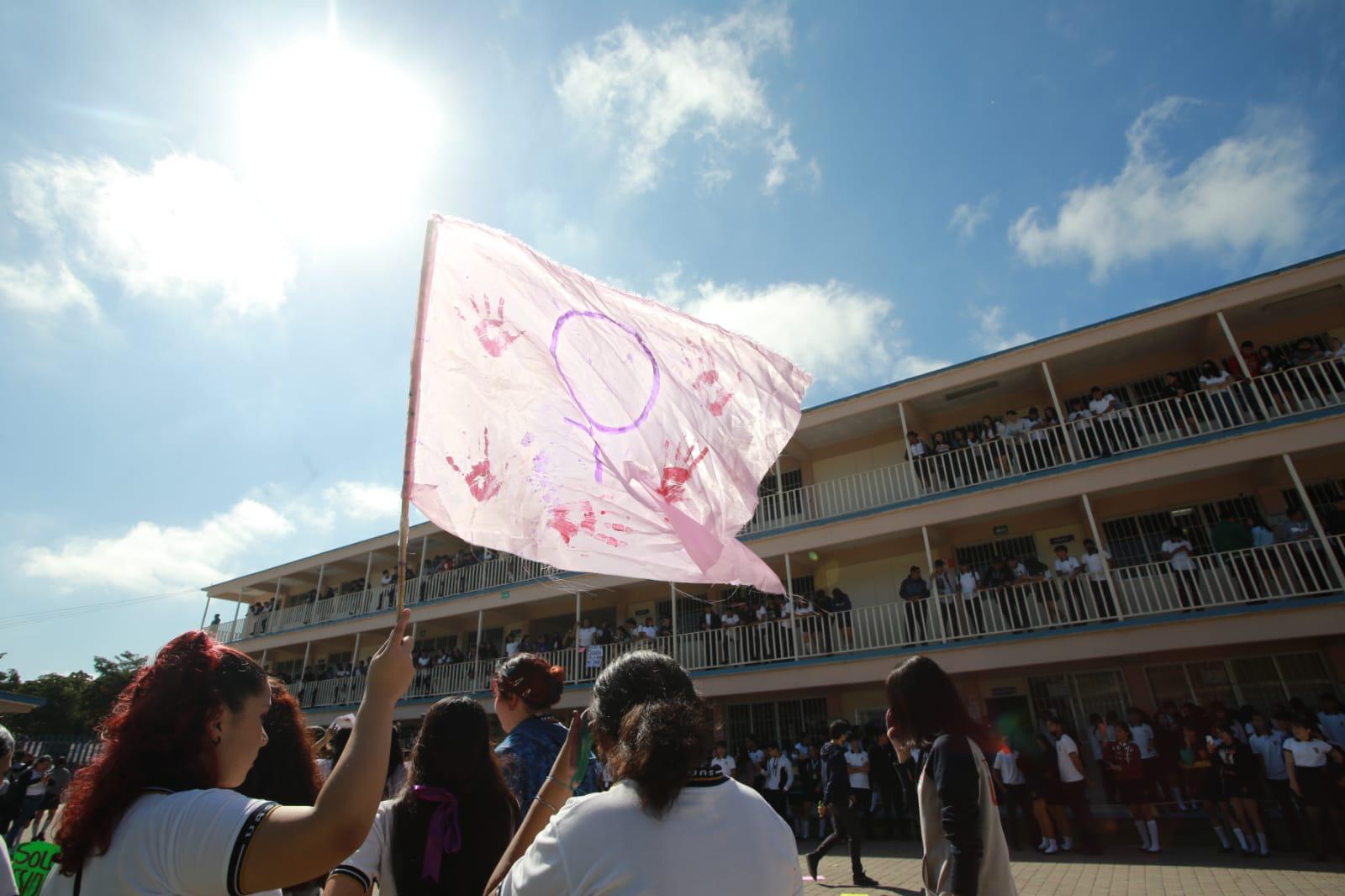 $!Alumnas de Preparatoria Mazatlán de la UAS se manifiestan por acoso