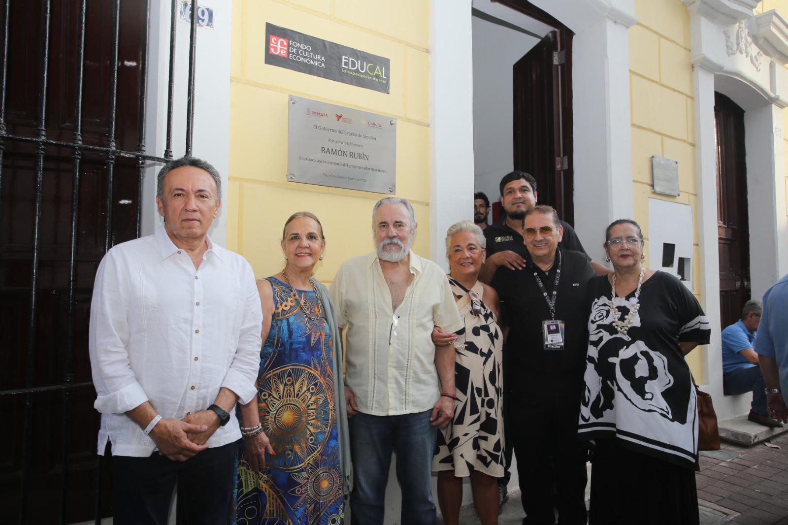 $!Los presentes se tomaron la fotografía del recuerdo en la placa conmemorativa de la Biblioteca “Ramón Rubín”, inaugurada en el Museo de Arte de Mazatlán.