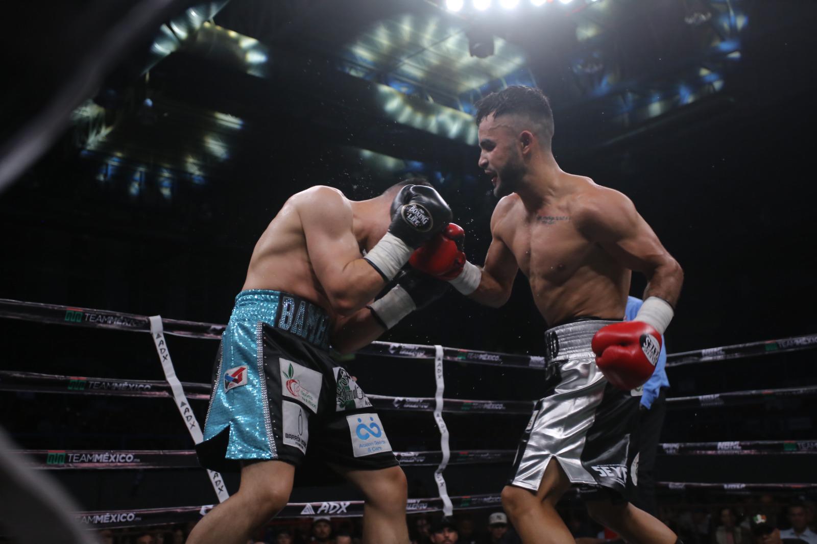 $!Aréchiga, Vega y Amaro brillan en la noche de boxeo del CUM en Mazatlán