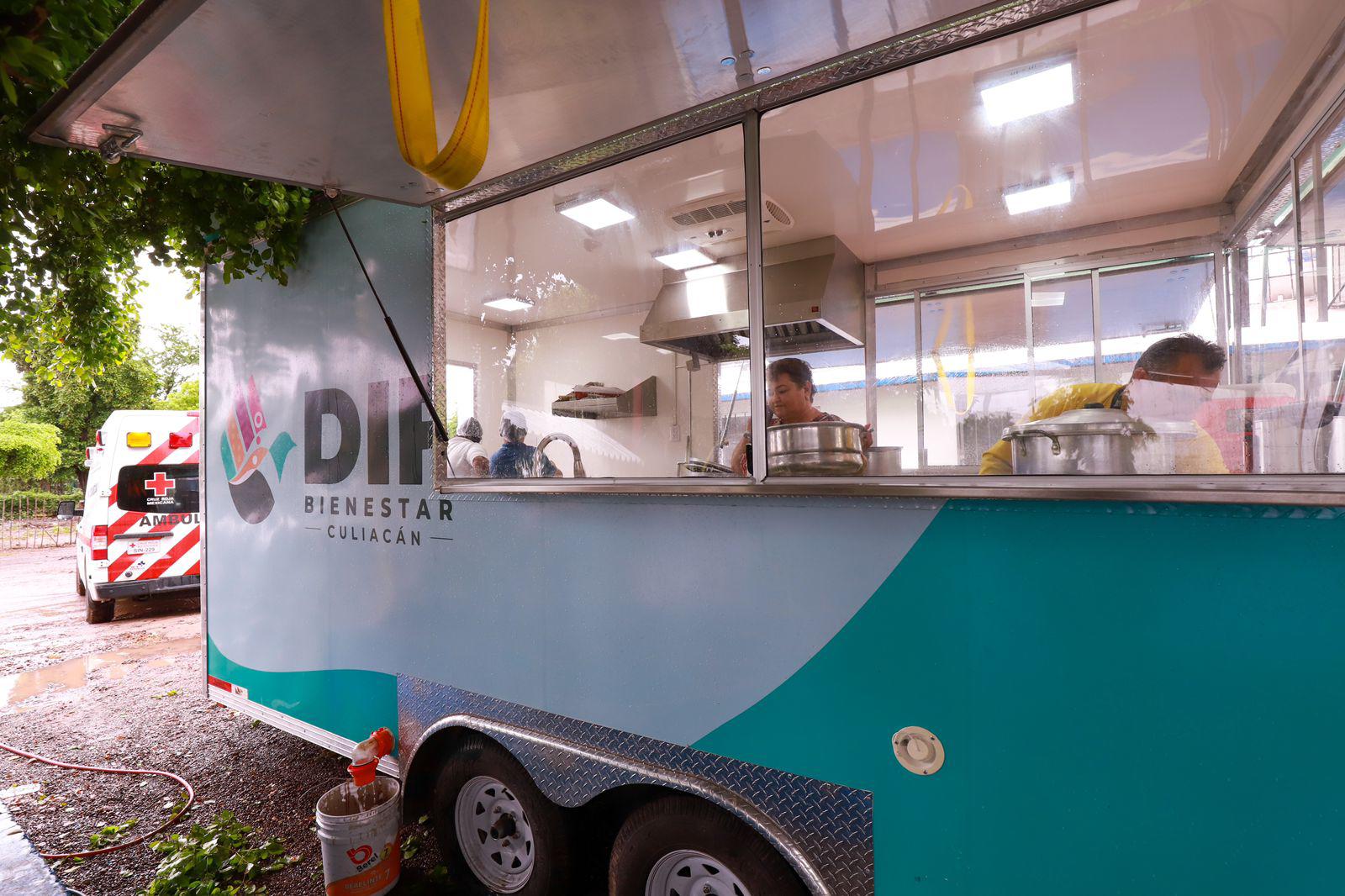 $!DIF Culiacán entrega alimento a refugiados por lluvias