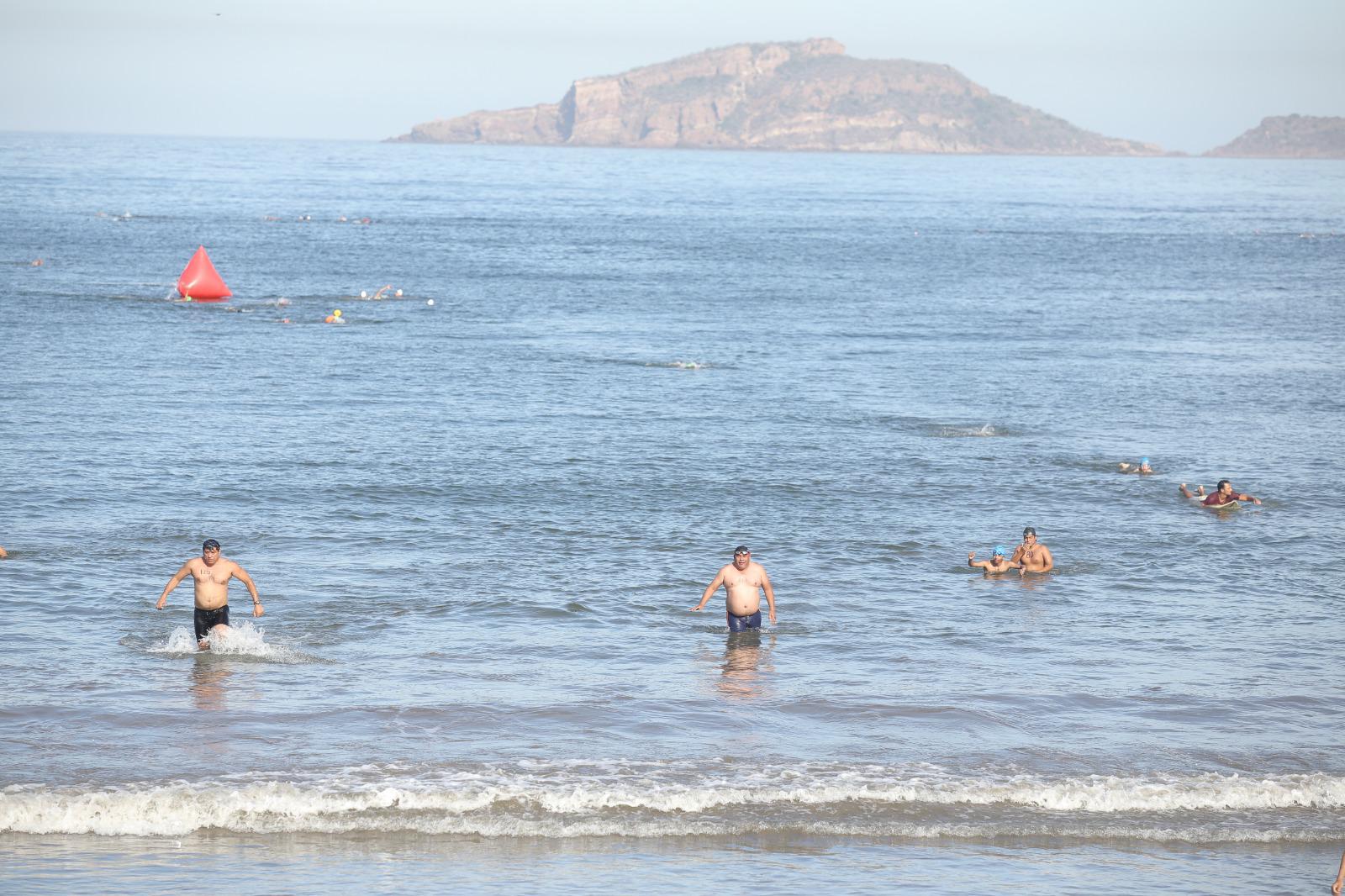 $!Zazueta y Luna superan al Pacífico y se llevan la Cuarta Travesía Puntuable de Natación