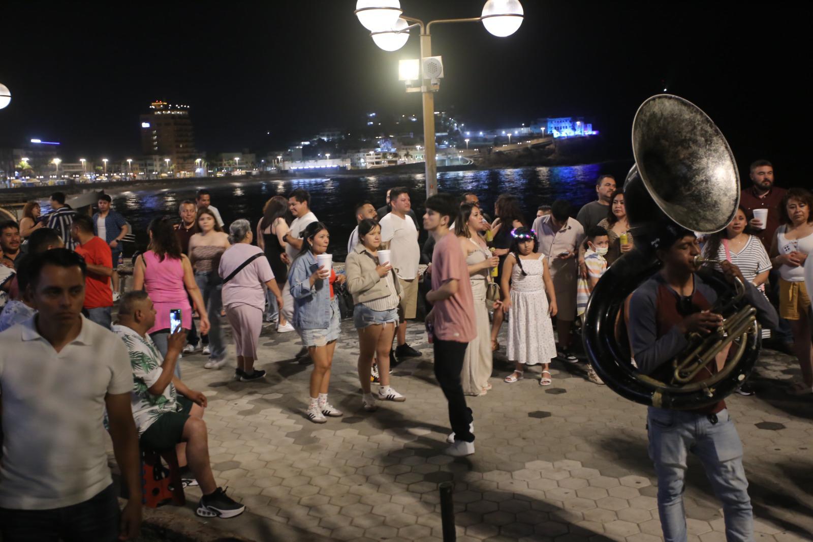 $!Viven Olas Altas y Machado una primera noche muy tranquila de Carnaval 2026