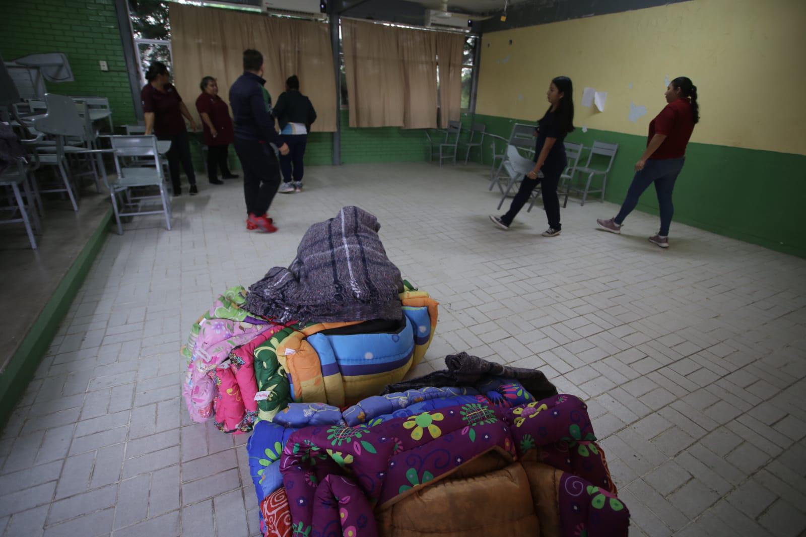 $!Trasladan a 46 personas en el albergue ubicado en el Cobaes de Villa Unión