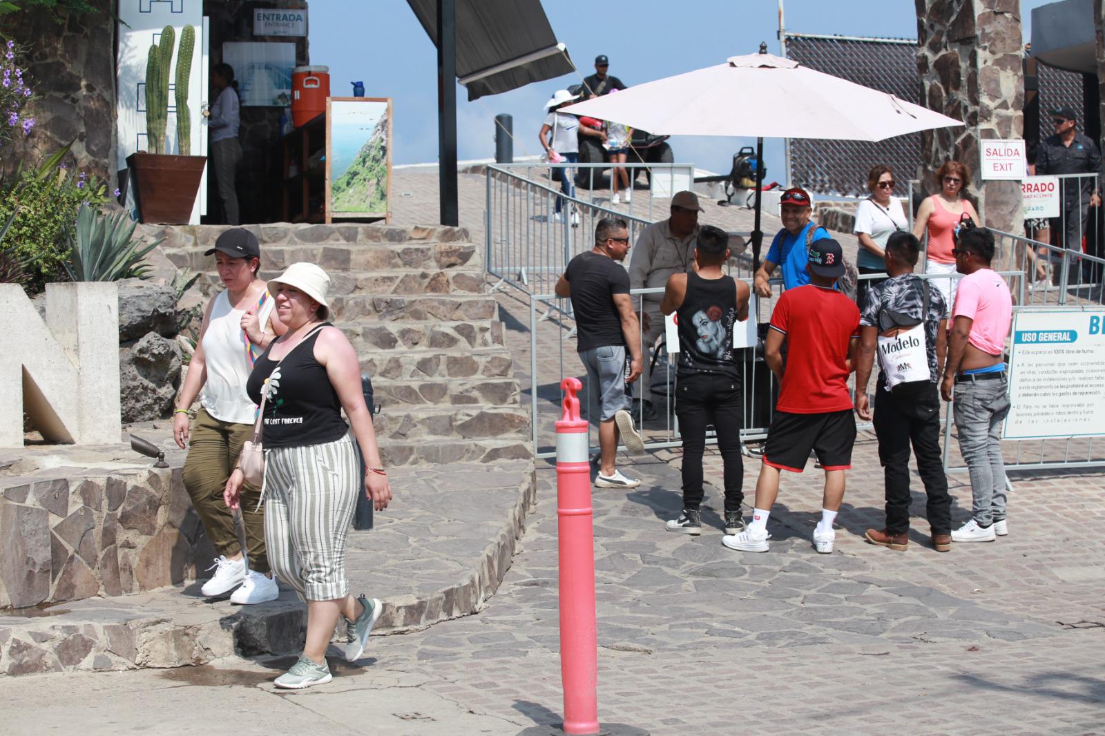$!A pesar del calor, el Faro Mazatlán es uno de los lugares más visitados por turistas
