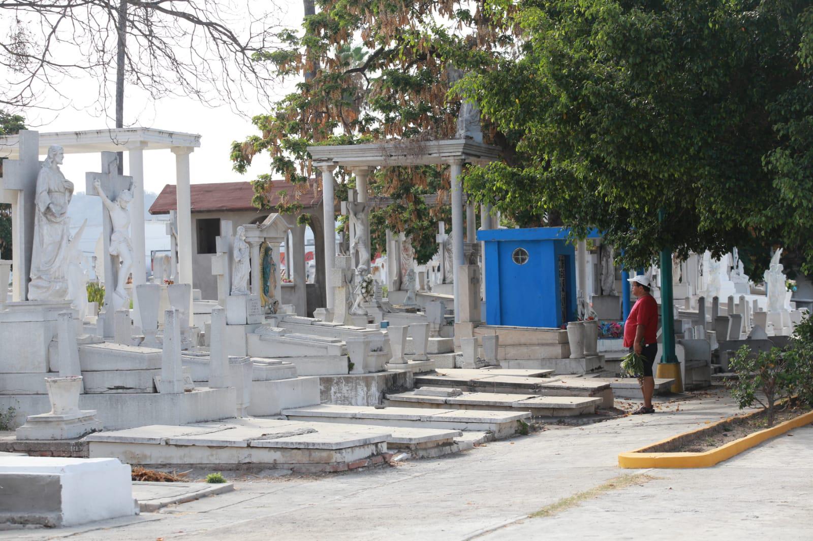 $!Recuerdan a los padres en su día en los panteones de Mazatlán