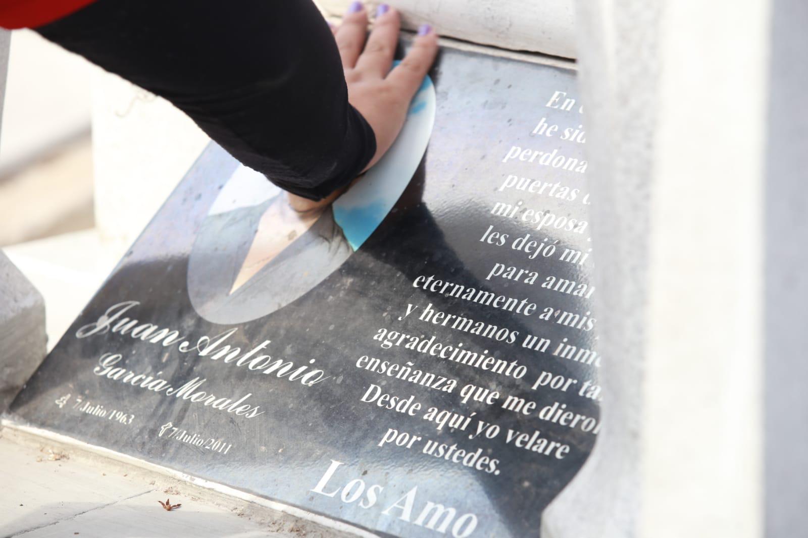 $!Recuerdan a los padres en su día en los panteones de Mazatlán