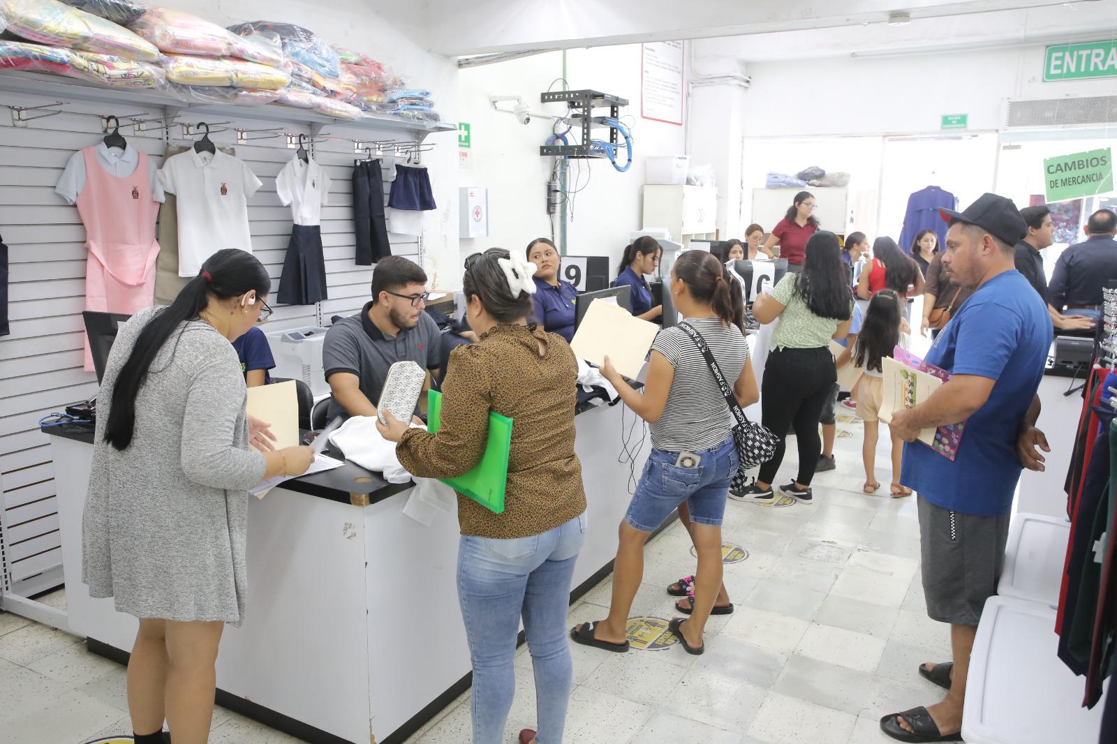 $!Arranca en Mazatlán el canje de uniformes y útiles con fluidez y sin aglomeraciones