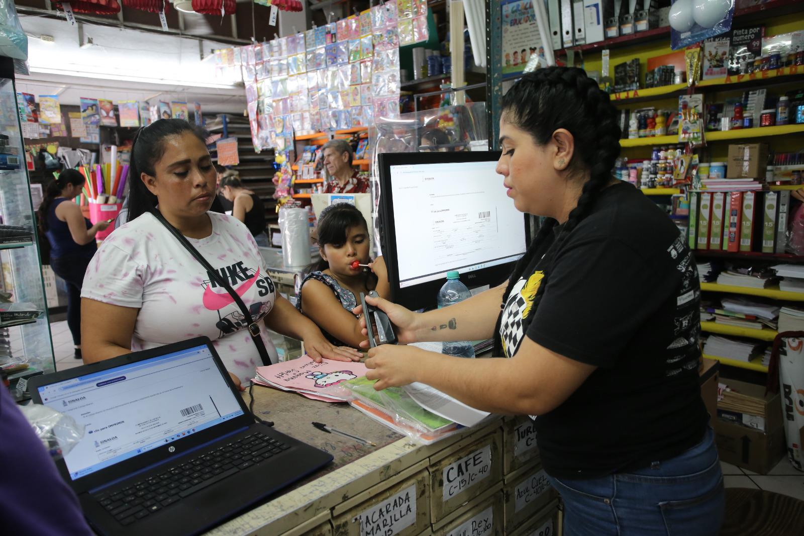 $!Arranca en Mazatlán el canje de uniformes y útiles con fluidez y sin aglomeraciones