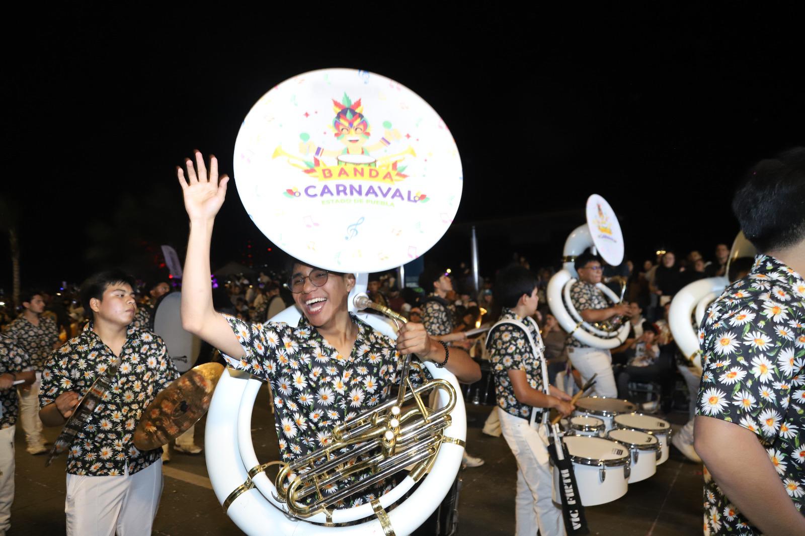 $!Más de 500 mil personas llenan el malecón en el primer desfile del Carnaval de Mazatlán 2026