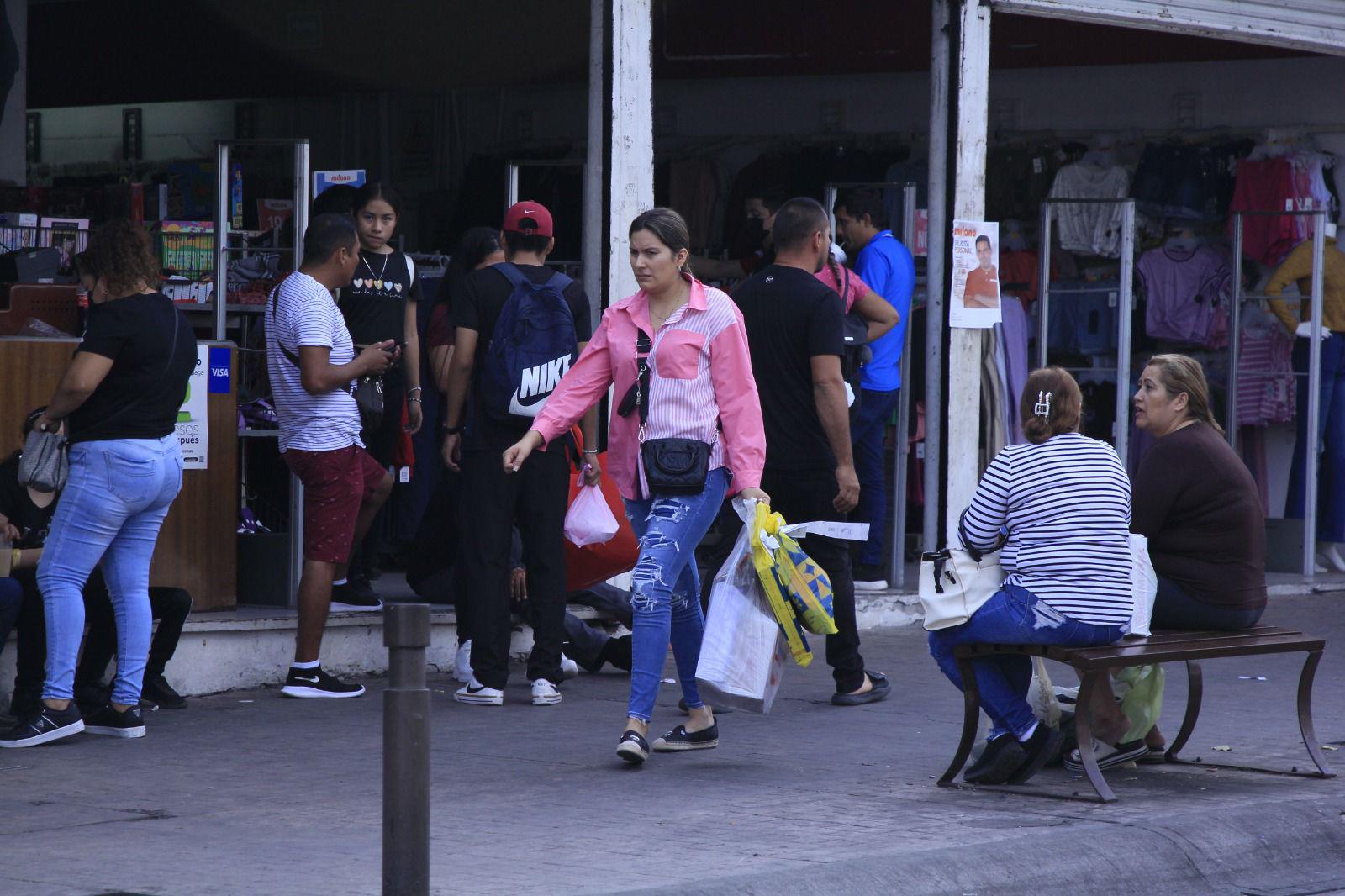 $!Reportan comerciantes del Centro de Culiacán bajas ventas en temporada navideña