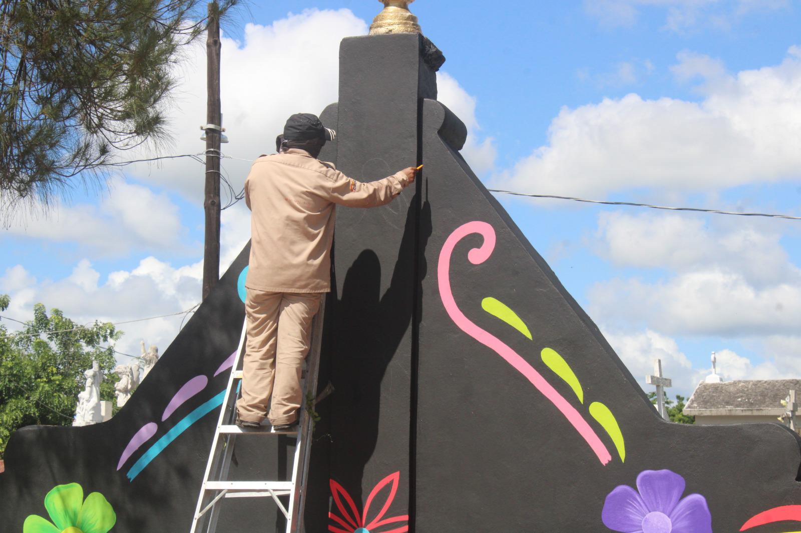 $!Renuevan fachada del panteón San Juan en El Rosario con motivos de Día de Muertos