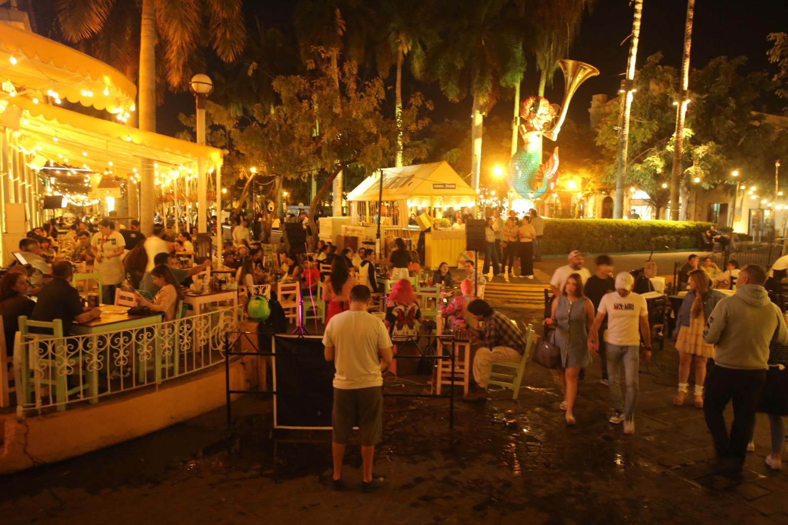 $!Olas Altas vive una noche de fiesta con miles de asistentes