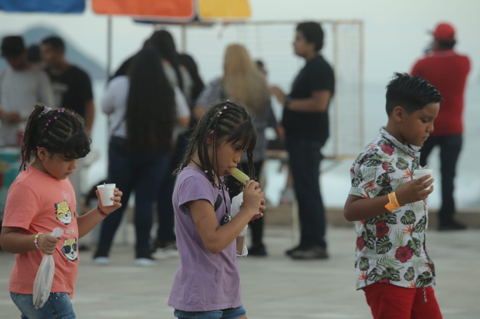 $!Turistas abarrotan el malecón de Mazatlán, lo disfrutan y quieren más...
