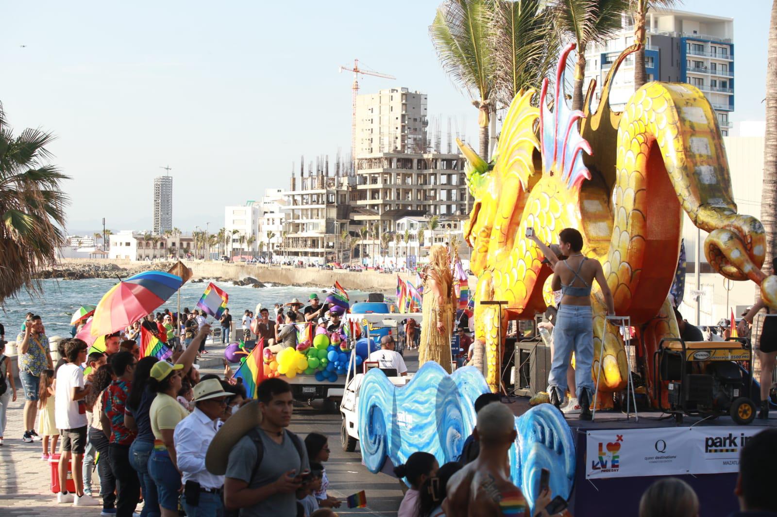 $!Se llena de color el malecón de Mazatlán con marcha de la comunidad LGTB+