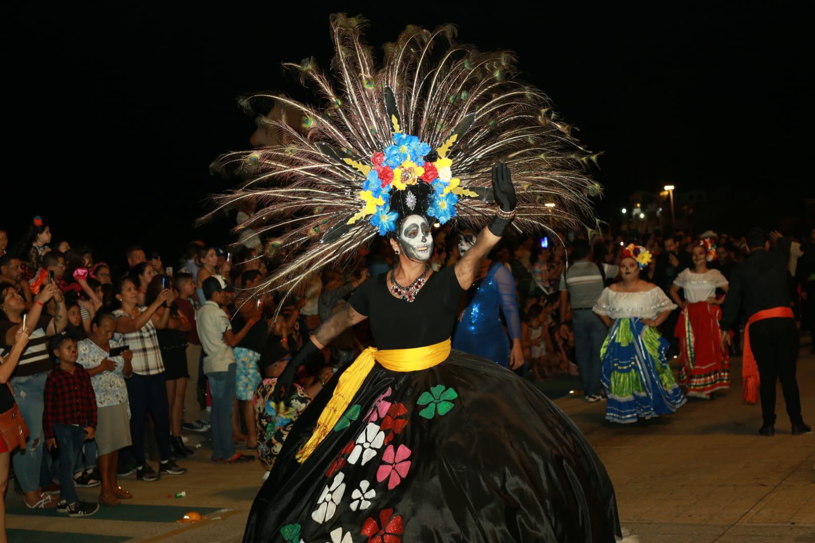 $!Disfrutan miles de personas del desfile del Día de Muertos en Mazatlán