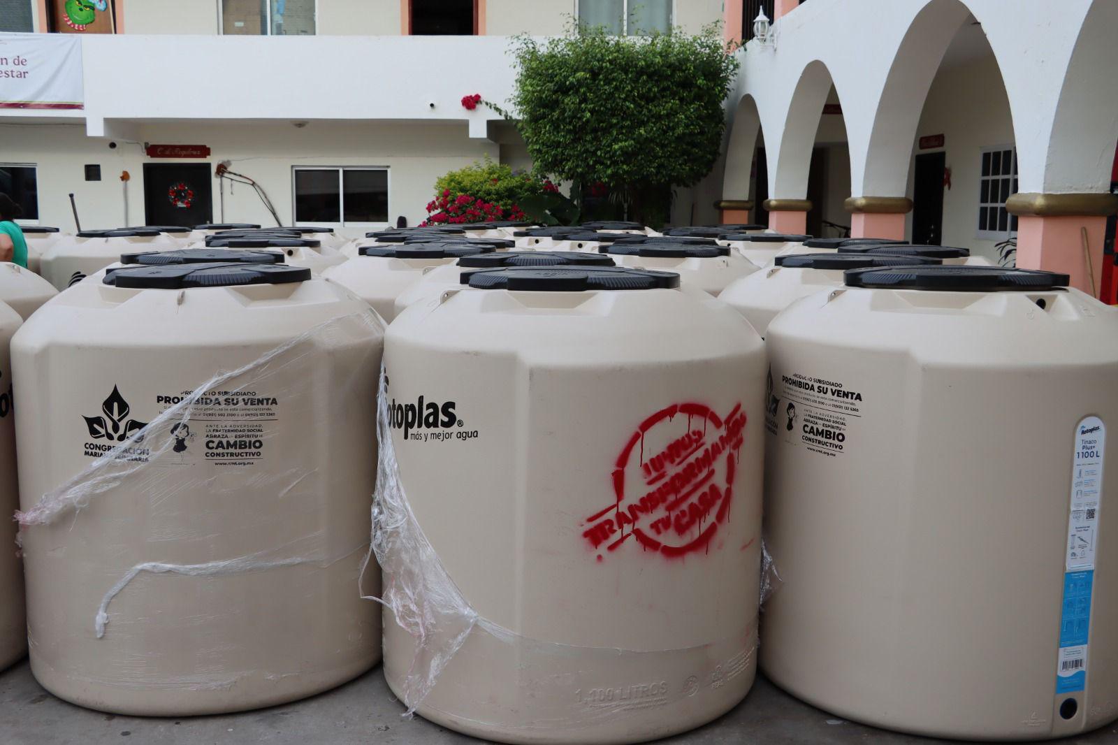 $!Entregan 58 tinacos y una cisterna a familias vulnerables de Rosario