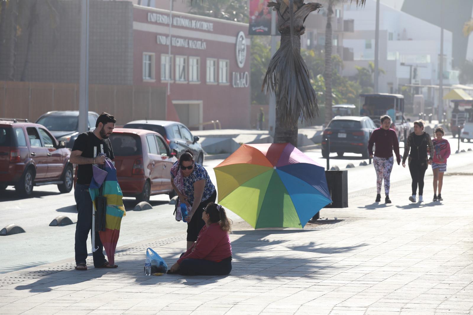 $!Llegan más al malecón a apartar lugar para desfile del Carnaval