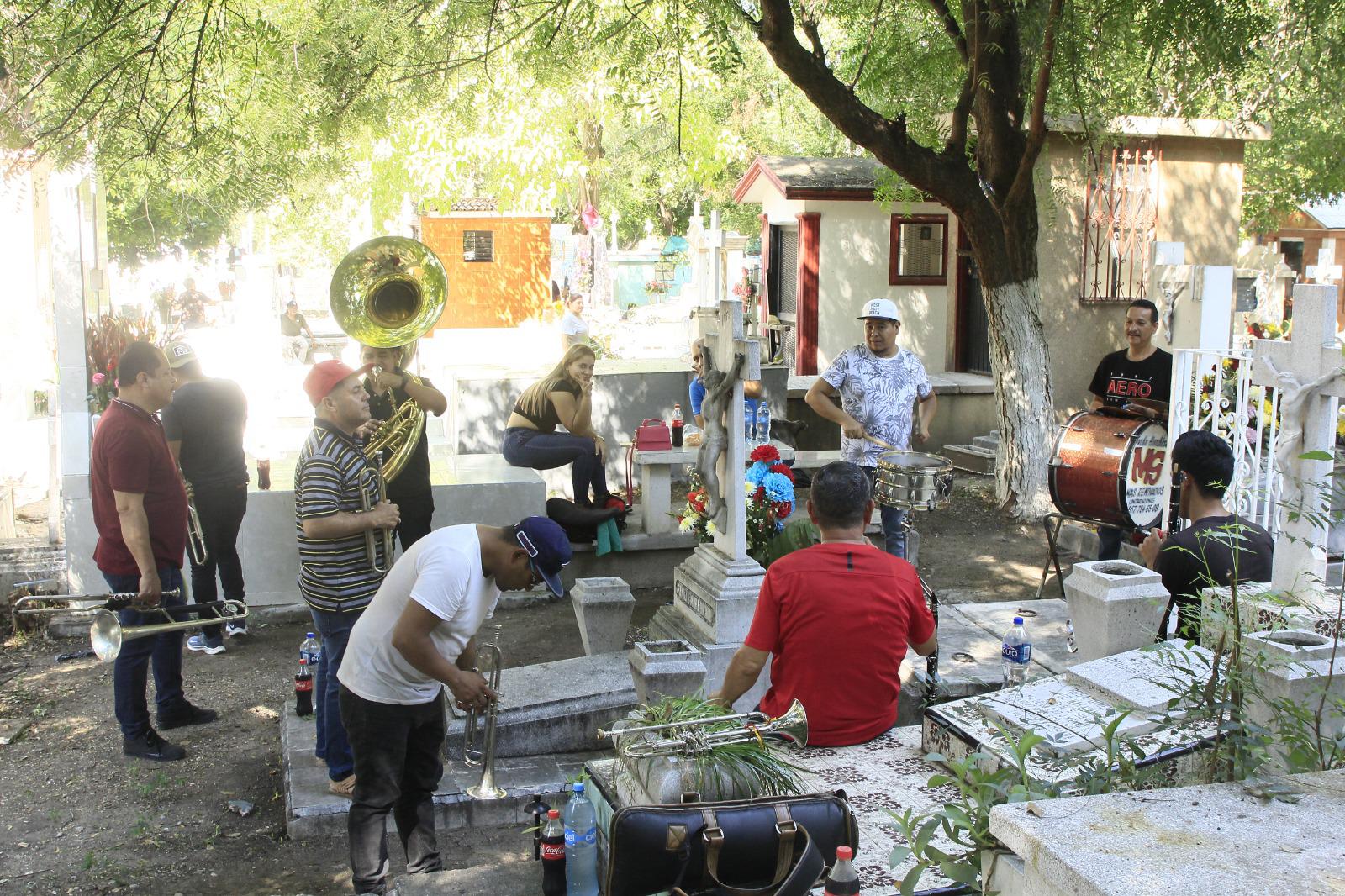 $!Panteones de Culiacán albergan reencuentros familiares en el Día de Muertos