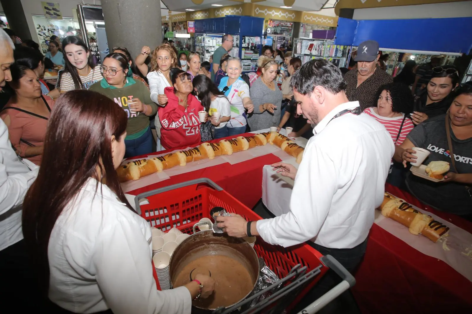 $!Casa Ley del Mar endulzó a sus clientes con mega rosca y chocolate, en el Día de Reyes
