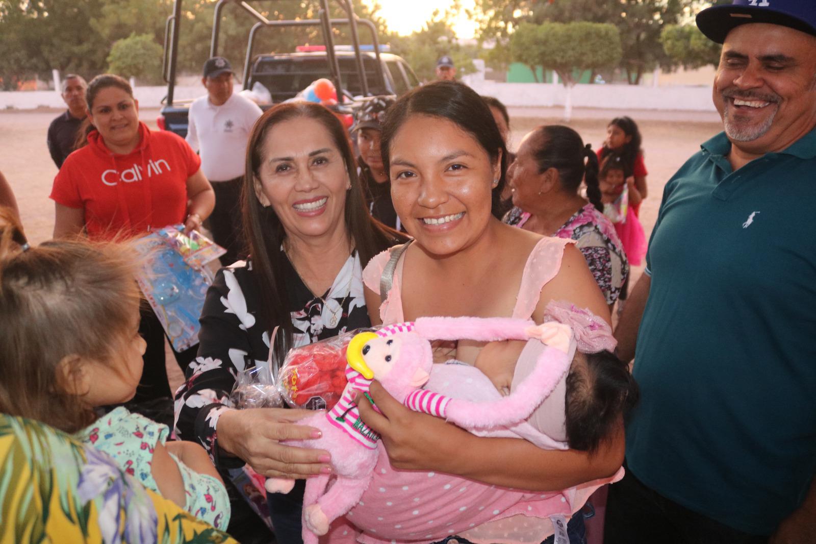$!Llevan regalos a niños y niñas a comunidades de Escuinapa