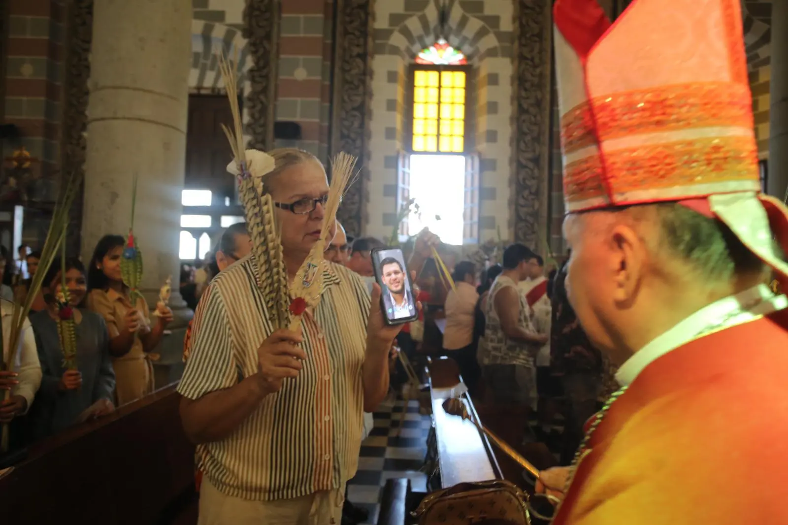 $!Obispo de Mazatlán llama a vivir la paz y la bondad en el Domingo de Ramos