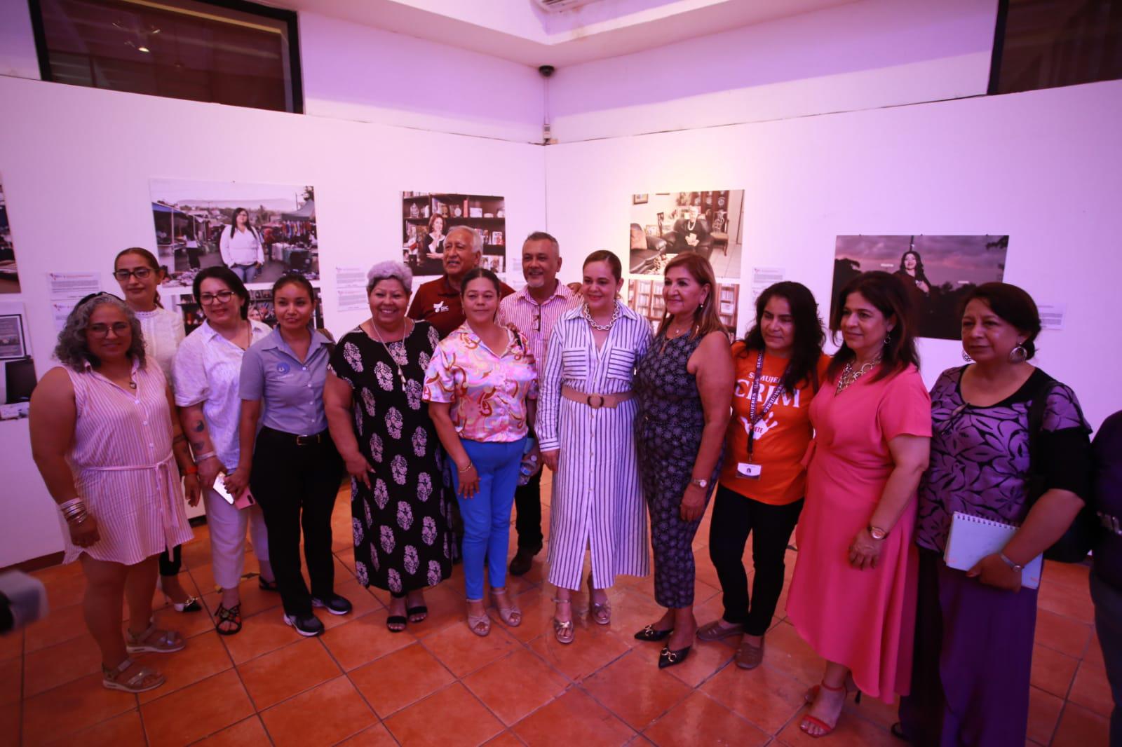 $!Los asistentes pudieron apreciar las fotografías de las mujeres sinaloenses que han destacado en diferentes ámbitos de su vida.