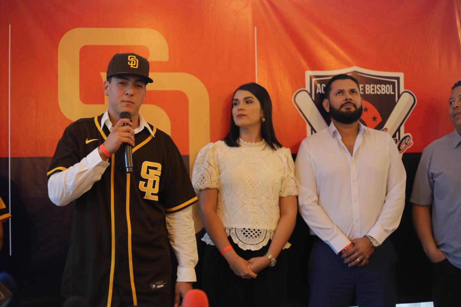 $!Diego Castelo, de la Academia del Pacífico, firma con Padres de San Diego