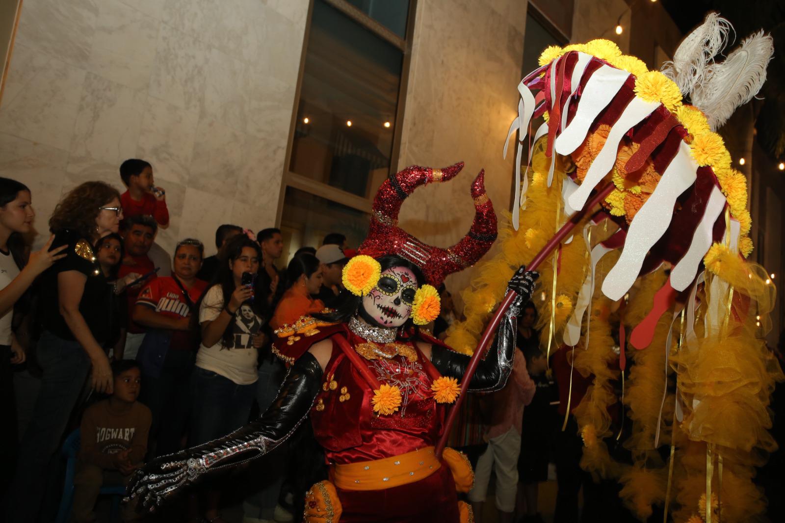 $!Catrinas, calaveras y almas de ultratumba encienden el ambiente festivo de la callejoneada en Mazatlán